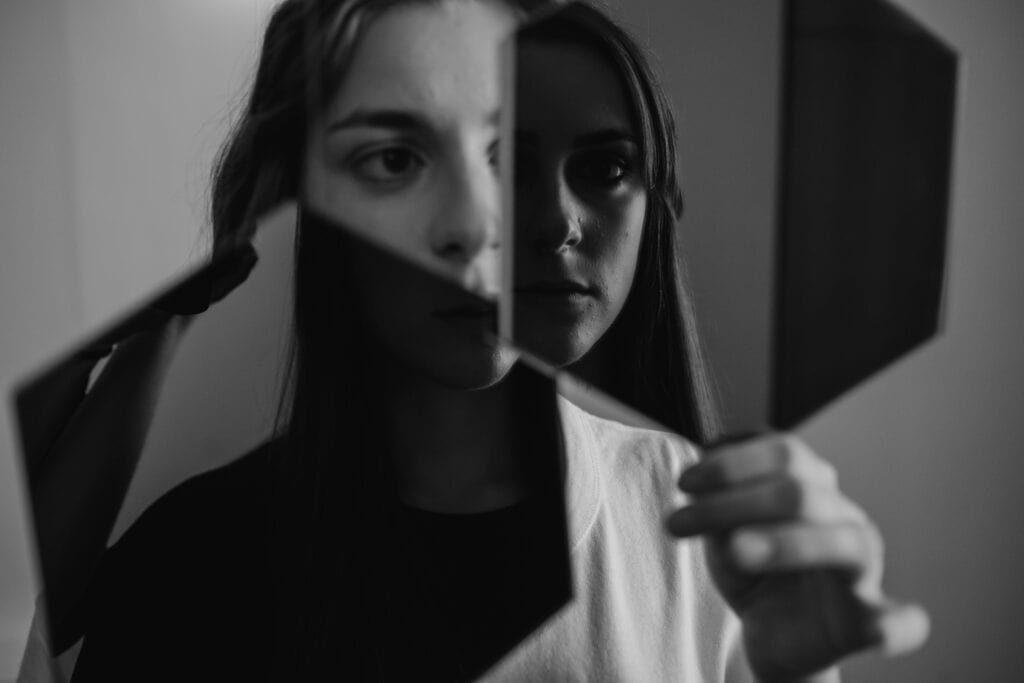 girl holing mirrors delusions schitzophrenia